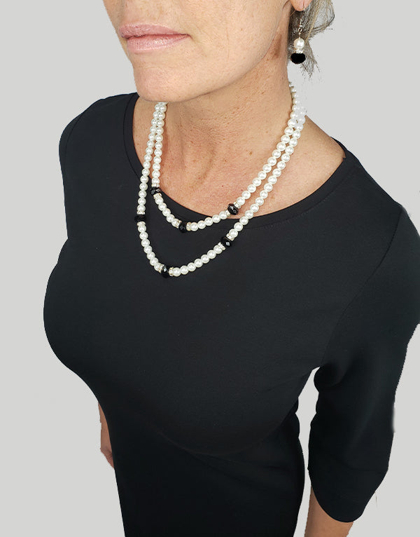 Ensemble collier et boucles d'oreilles imitation perles